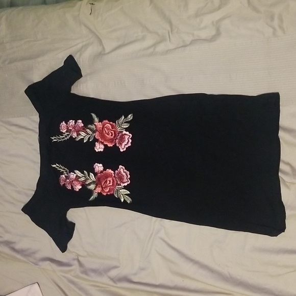 Beautiful off the shoulder embroidered dress - Picture 1 of 1